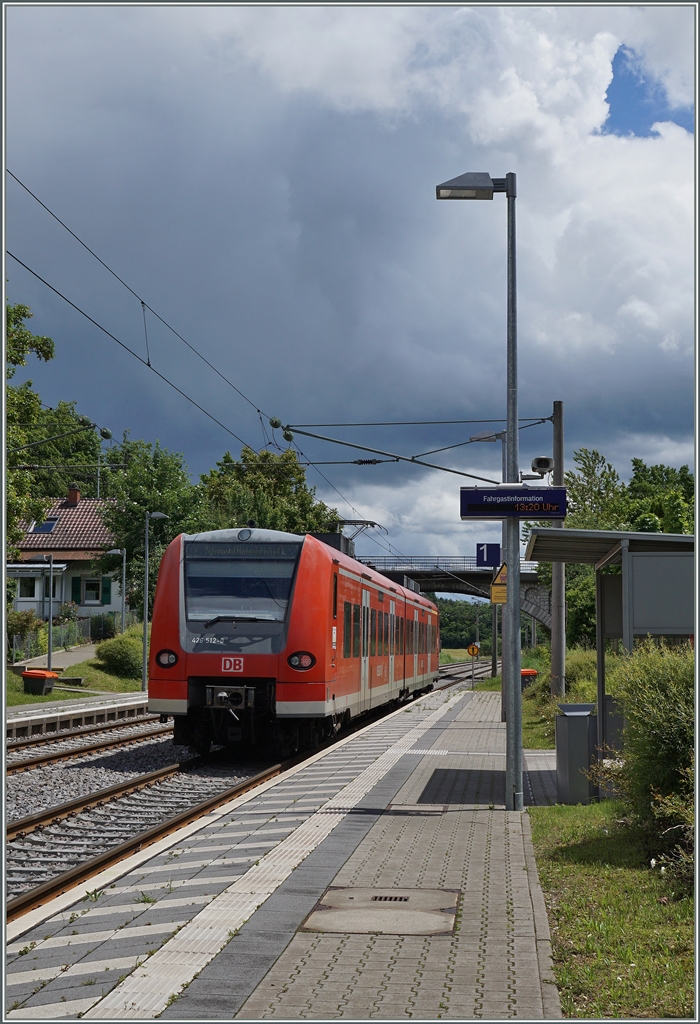 Noch vor dem aufziehenden Gewitter verl�sst der Babyquietschie 426 512-0 Bietingen Richtung Singen.
17. Juni 2016
