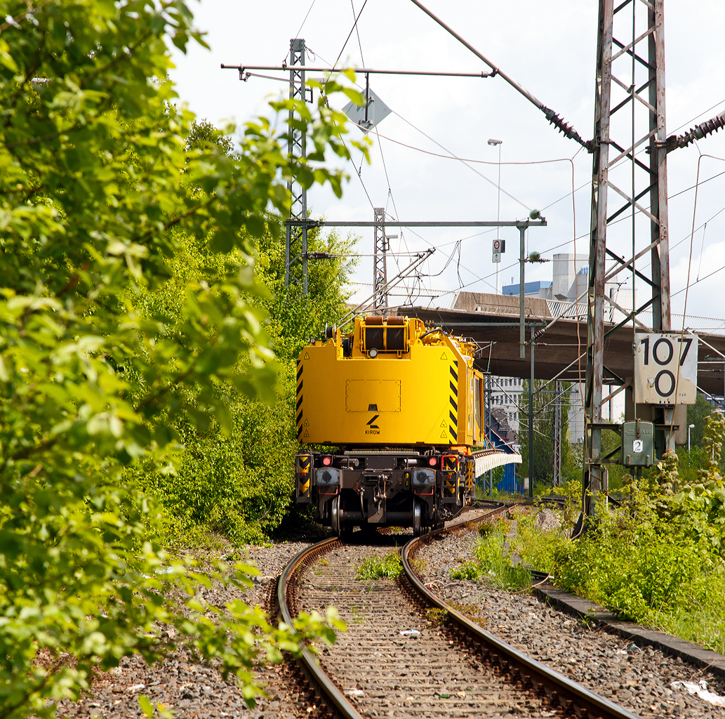 
Nochmal als Nachschuß, ein letzter Blick (so dachte ich) auf den 125t - KIROW Gleisbauschienenkran KRC 810 T der Hering Bau (Burbach), Schweres Nebenfahrzeug Nr. D-HGUI 99 80 9419 010-0, der am 09.05.2015 in Siegen, mit einem Gleisjoch an der Traverse, vom Lagerplatz zum Hauptbahnhof unterwegs ist.