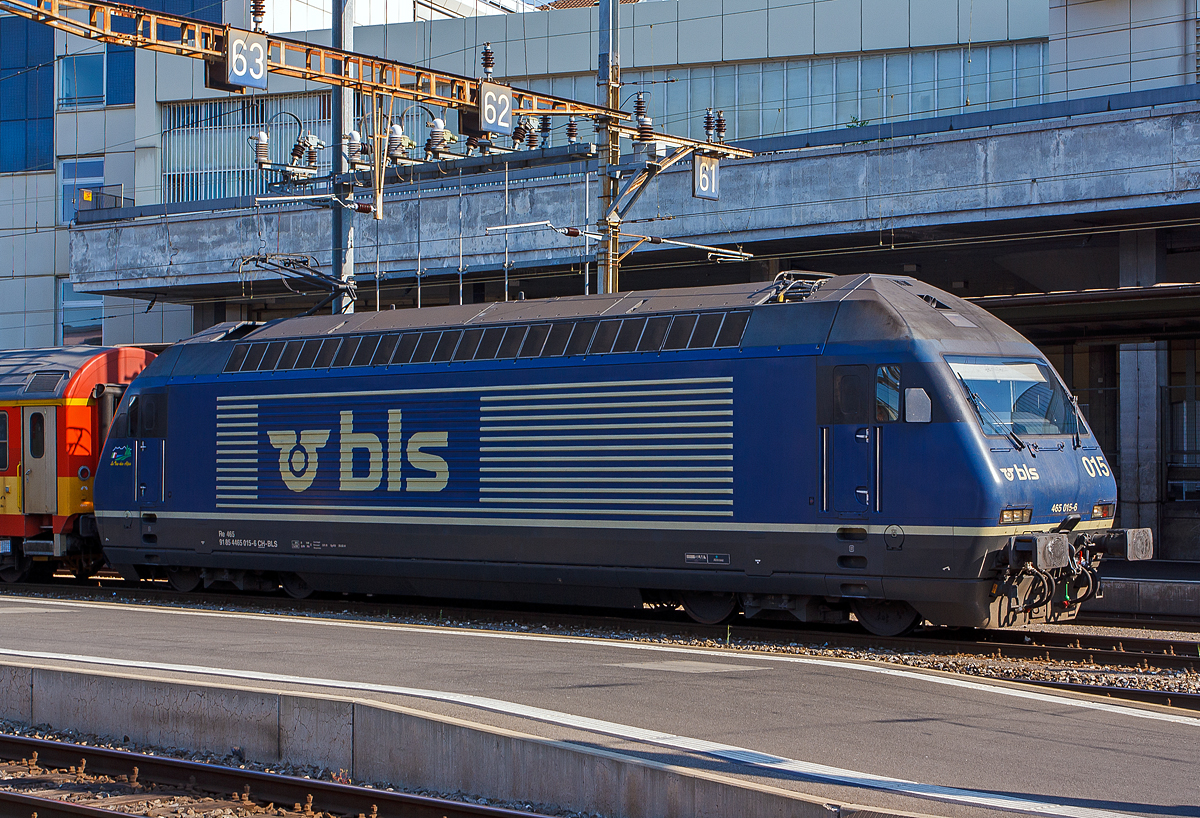 Nochmal etwas mehr gezoomt...
Die BLS Re 465 015-6 La Vue-des-Alpes“ (91 85 4465 015-6 CH-BLS) mit dem Gleismesswagen 99 85 936 2 000-3 (vermutlich ex SBB X 60 85 99 73 105-6) und dem SPENO Schienenschleifzug  RR 16 MS-11 (99 85 9127 102-3 CH- SPENO) am Haken, hat am 29.05.2012 im Bahnhof Lausanne Hp0.

Die Lok wurde 1996 von der SLM Winterthur unter der Fabriknummer 5739  gebaut, der elektrische Teil ist von ADtranz. 

Die BLS Re 465 ist eine von der BLS Lötschbergbahn beschaffte elektrische, vierachsige Universallokomotive mit Umrichtertechnik. Sie ist eine Variante der Re 460 der SBB und gehört zur Lok-2000-Familie. Der Unterschied zur SBB Re 460 ist die Umrichteranlage. Im Gegensatz zur Re 460, die mit einem Umrichter pro Drehgestell ausgerüstet ist, verfügt die BLS Re 465 über einen Umrichter pro Radsatz. Somit lässt sich eine schleudernde Achse schneller und effektiver wieder in normalen Lauf bringen. Zudem besitzt die Re 465 sechspolige Asynchron-Fahrmotoren (Re 460: vierpolige Asynchronmotoren). Dadurch hat die Re 465 eine um 300 kW höhere Dauerleistung von insgesamt 6.270 kW (Stundenleistung von 7.000 kW) gegenüber der Re 460. Zudem ist die Re 465 mit der Vielfachsteuerung des Systems IIId und mit Übergangskabel BLS/BBC ausgerüstet.  Dies erlaubt die Vielfachsteuerung zum Beispiel mit Re 4/4II, Re 4/4III, Re 6/6, Re 425 oder Ae 415. Die Radsätze im Drehgestell stellen sich radial zum Gleisbogen ein.

Die Re 460 und die Re 465 sind erfolgreiche Konstruktionen. Dank ihnen gewann das schweizerische Konsortium SLM/ABB Ausschreibungen von Hochleistungslokomotiven in Norwegen (NSB El 18), Finnland (VR Baureihe Sr2) und Hongkong (KCRC TLN/TLS).

TECHNISCHE DATEN:
Spurweite:  1.435 mm (Normalspur)
Achsformel:  Bo’Bo’
Länge über Puffer:  18.500 mm
Höhe:  4.540 mm
Breite:  3.000 mm
Dienstmasse:  84 t
Zugelassene Höchstgeschwindigkeit:  160 km/h
Stundenleistung:  7.000 kW
Dauerleistung:  6.400 kW
Anfahrzugkraft:  300 kN
Treibraddurchmesser:  1.100 mm
Stromsystem:  Wechselstrom 15 kV 16,7 Hz
