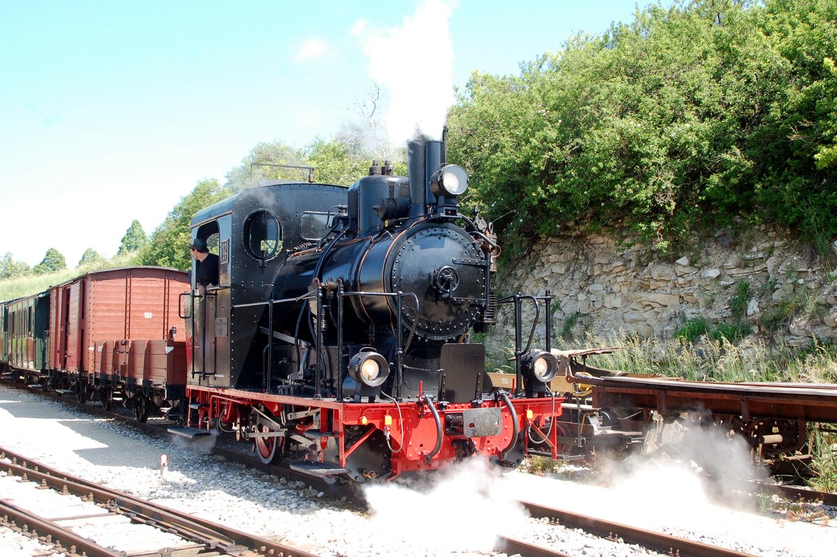 Nr. 12 KM der Härtsfeldbahn in Neresheim am 07.06.2007.