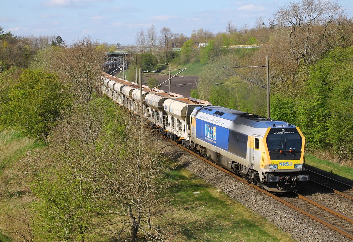 NRS Maxima 40CC 264 009-2 vor Düngerleerzug Ausf. Flensburg-Weiche 26.04.2022