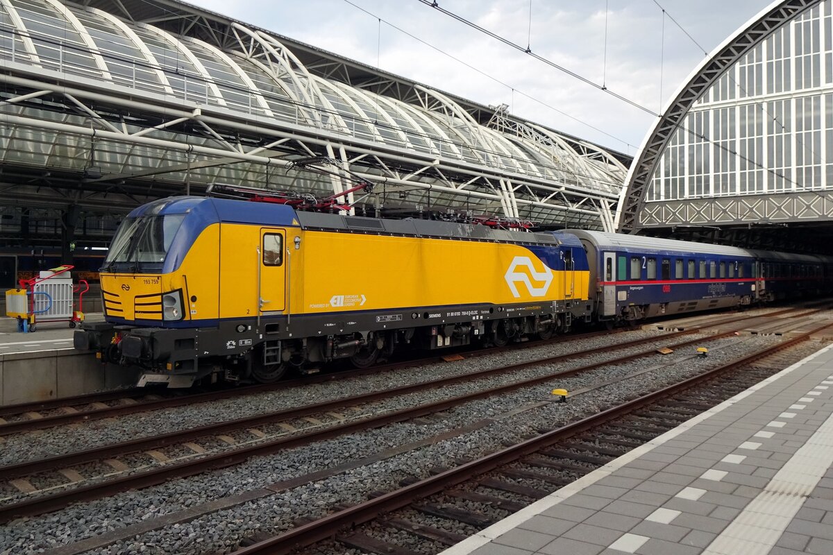 NS 193 759 hat soeben die NightJet in Amsterdam centraal geschleppt und wird abgekuppelt, weil die Reisenden f�r Innsbruck und Wien einsteigen und am anderen Ende dieses Z�ges 193 766 aktiv werd.