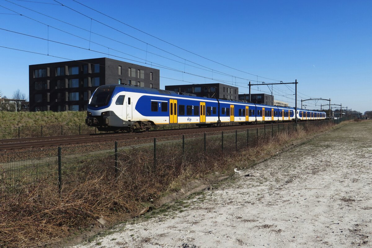 NS 2515 hat soeben Tilburg-Reeshof verlassen, 18 M�rz 2022.
