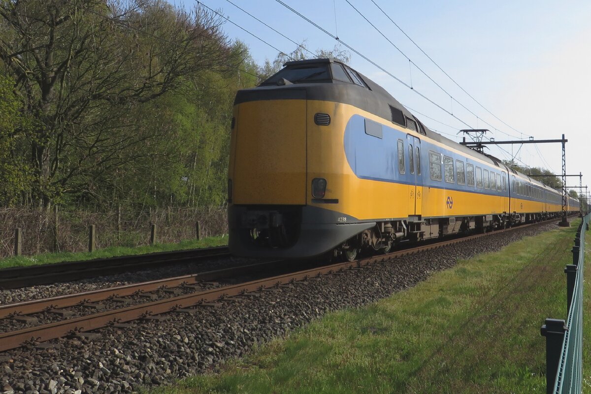 NS 4238 passiert der auf ein Sonderzug wartender Fotografentruppe am 27 April 2023 bei Nijkerk.