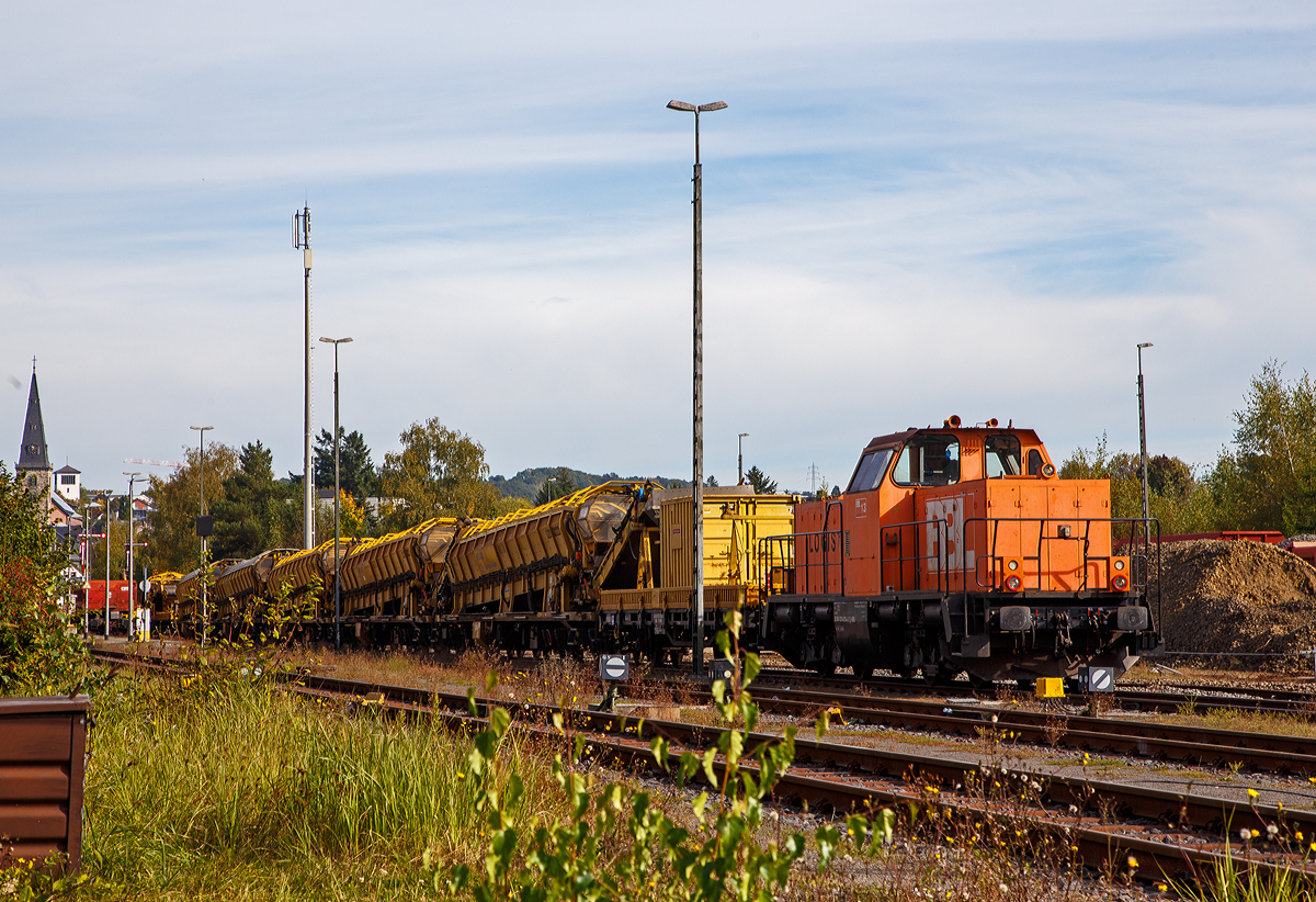 Nun am 10.10.2021 steht die BBL Logistik 13 alias 214 024-2 (92 80 1214 024-2 D-BBL) mit dem Material-, Förder- und Siloeinheiten-Zug der DB Bahnbau im Bahnhof Altenkirchen (Westerwald). Der Zug war zuvor schon bereits am 09.10. in Altenkirchen, die Wagen standen aber in umgekehrter Arbeitsrichtung, so war eine Drehfahrt über das Gleisdreieck Siegen Hbf, Siegen-Weidenau und Siegen-Ost notwendig.
          
Die Spenderlok eine ursprüngliche DB V 100.20 wurde 19653 von MaK in Kiel unter der Fabriknummer 1000167 gebaut und als V 100 2031an die Deutsche Bundesbahn geliefert. 1968 erfolgte die Umzeichnung in DB 212 031-9, als diese fuhr sie bis zur Ausmusterung 1997. Ende 2002 ging sie an die ALS - Alstom Lokomotiven Service GmbH in Stendal, wo im Jahr  2011 der Umbau gemäß Umbaukonzept  BR 214  zur heutigen 214 024-2 erfolgte. Nach dem erfolgreichen Umbau ging sie an die BBL Logistik GmbH.