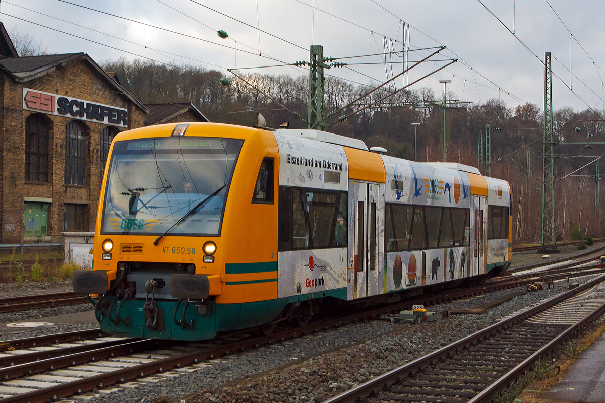 
Nun ist es soweit, an heute (14.12.2014) gab es den Fahrplanwechsel und die HLB Hessenbahn GmbH ist der Betreiber der 3LänderBahn. So fährt der VT 650.58  Geopark Eiszeitland am Oderrand  (95 80 0650 058-0 D-ODEG) ein Stadler RegioShuttle RS 1 (BR 650) der Ostdeutsche Eisenbahn GmbH, der von der HLB angemietet ist, als RB 95 Au/Sieg - Siegen (HLB61659) in den Bahnhof Betzdorf/Sieg ein.   

Der Stadler Regionaltriebwagen Regio-Shuttle RS1 wurde 2004 von Stadler Pankow GmbH in Berlin unter der Fabriknummer 37304 und an die Prignitzer Eisenbahn GmbH (PEG) geliefert, er ist Eigentum der BeNEX GmbH. 
Der Triebwagen hat die EBA-Nummer  EBA 04B11A 304
