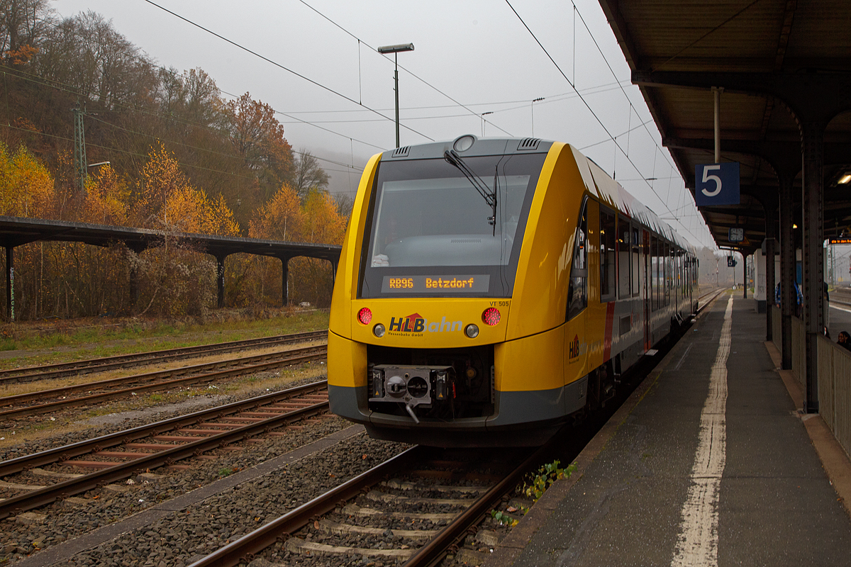 Nun hat der VT 505 (95 80 1648 105-2 D-HEB / 95 80 1648 605-1 D-HEB) der HLB (Hessische Landesbahn GmbH), ein Alstom Coradia LINT 41 der neuen Generation am 12.11.2021, als RB 96  Hellertalbahn  (Betzdorf - Herdorf - Neunkirchen - Haiger - Dillenburg), den Ziel-Bahnhof Dillenburg erreicht. Etwas sp�ter f�hrt er wieder in Gegenrichtung nach Betzdof/Sieg.