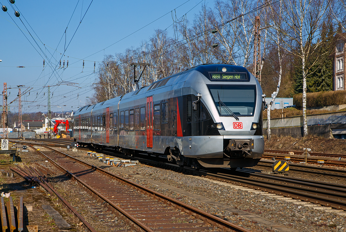 Nun mit DB-Logo.....
Der 3-teiliger Stadler Flirt (94 80 0427 105-2 D-DB / 94 80 0827 105-8 D-DB / 94 80 0427 605-1 D-DB) der DB Regio NRW, ex Abellio Rail NRW ET 23 2106  Plettenberg , ex ET 23006, fährt am 04.03.2022, als RB 91  Ruhr-Sieg-Bahn  (Hagen - Siegen), von Kreuztal weiter in Richtung Siegen.

Der FLIRT wurde 2007 von Stadler Pankow GmbH in Berlin unter der Fabriknummern 37674 / 37673 / 37675 gebaut und wurde 2014 modernisiert. Der Triebzug ist von Macquarie Rail (seit 2020 zu Akiem, vormals CBRail) geleast bzw. gemietet. Nach der Insolvenz der Abellio Rail NRW GmbH ist nun die DB Regio NRW wohl der Mieter.

Zurzeit ist es sehr schwer noch die ET zu zuordnen, da sie meist an der Front, nach dem Erhalt von dem DB-Logo, keine Triebzugnummer mehr besitzen. Wie hier konnte ich gerade noch, an der Seite des ersten Wagens die UIC Endnummer 605-1 D-DB erahnen.