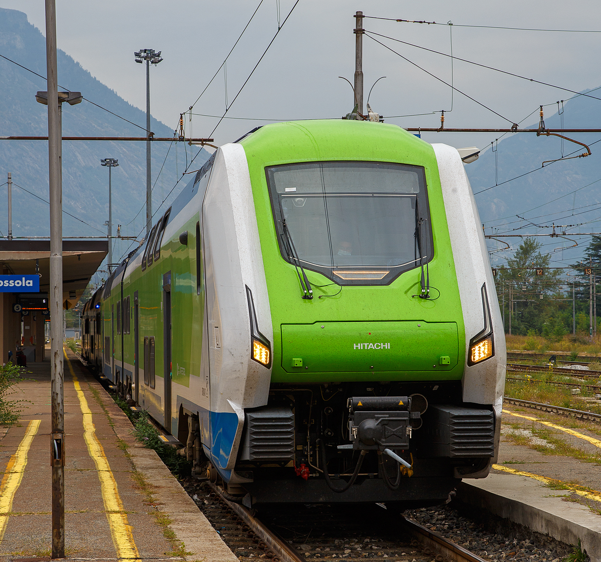 Nun sind auch schon die Hitachi “Rock”-Triebzüge (Hitachi Caravaggio) in Domodossola angekommen.....
Hier steht am 08.09.2021 im Bahnhof Domodossola der vierteilige Rock – ETR 421-021 der Trenord (Tn). 
