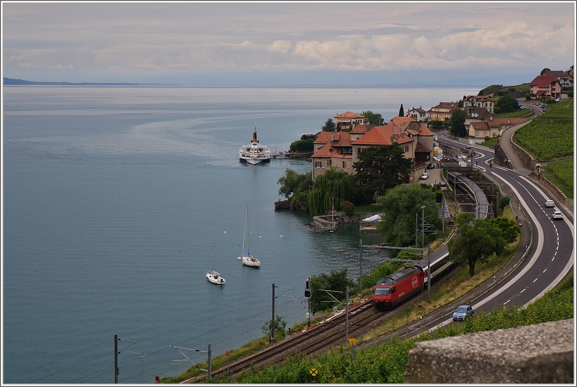Nur die Sonne fehlte, als das Dampfschiff  La Suisse  und der IR 1717 sich bei Rivaz begegnet sind.
(14.06.2015)