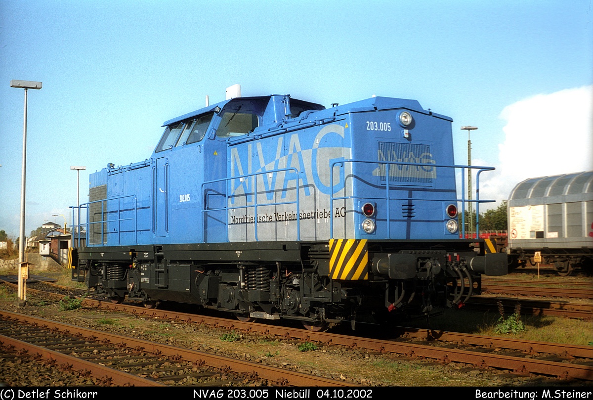 NVAG 203.005 Niebüll Gbf 04.10.2002 (DigiScan 029) Zur Lok: LEW 13500, Bj 1972, V100.1, ex DR 110 461-1/112 461-9, ex DB 202 461-0, seit 2015 RRI  104  mit NVR.Nr. 1202 624-3