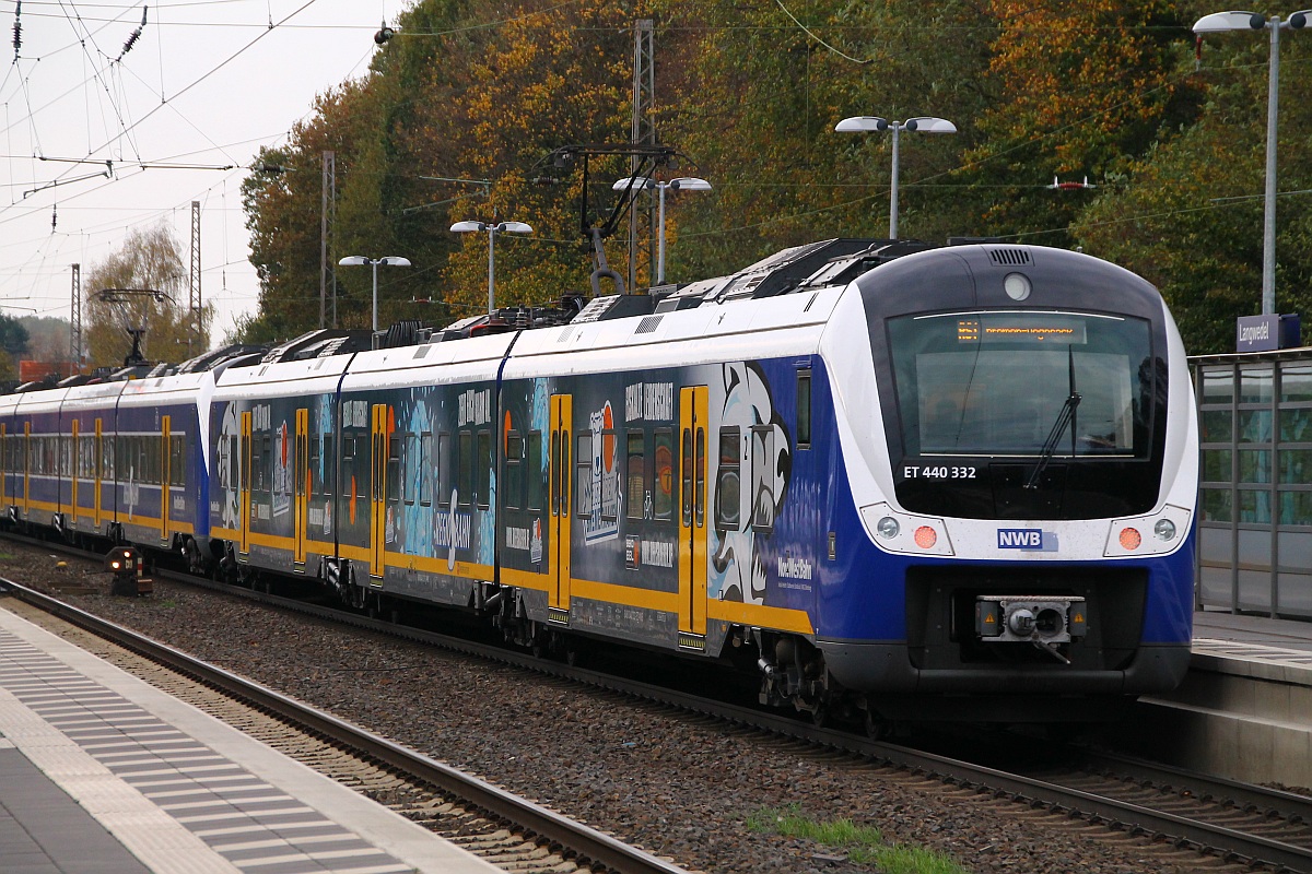 NWB ET 440 332 mit Eishockey Werbung verlässt mit einem weiteren ET 440 gerade Langwedel. 01.11.2013