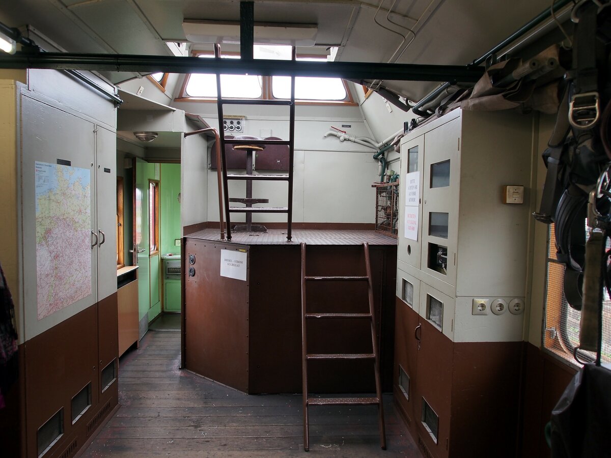 Oberleitungs-Revisionswagen ORT 188 202 im Museumsgelände Dresden Altstadt beim Dampfloktreffen in Dresden am 15.04.2016. Innenraummit Aufstieg zur Beobachtungskanzel.