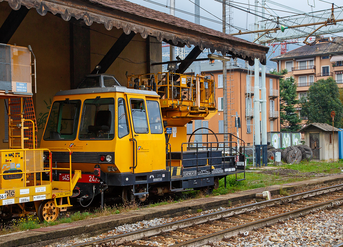Oberleitungsinstandhaltungs-Fahrzeug S 45 2473 (F E ASP MI 2473 A) der Rete Ferroviaria Italiana (RFI), die Betriebsgesellschaft für den Bereich Schienennetz und Eisenbahninfrastruktur der FS, angestellt am 02.11.2019 beim Bahnhof Sondrio (dt. Sünders).

Gebaut wurde das Fahrzeug 1988 von der SAEM S.P.A. in Rom.

Technische Daten:
Spurweite: 1.435 mm
Achsanzahl: 2
Länge über Puffer: 7.300 mm
Achsabstand: 4.000 mm
Höchstgeschwindigkeit: 55 km/h
Eigengewicht: 12.000 kg
Nutzlast: 2.000 kg Max.
Belastung der Hebebühne: 600 kg