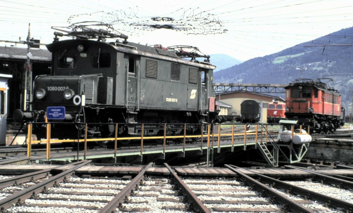 ÖBB 1080.007-6 und 1245.531 in Selztal am 17.08.1986.
