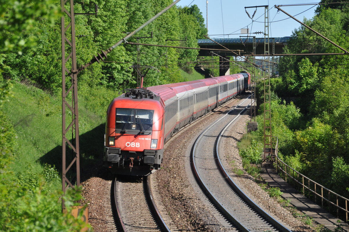 ÖBB 1116 186-6 und Schublok 1116 193-2 mit EC Mozart auf der Geilinger Steige am 05.06.2010.
