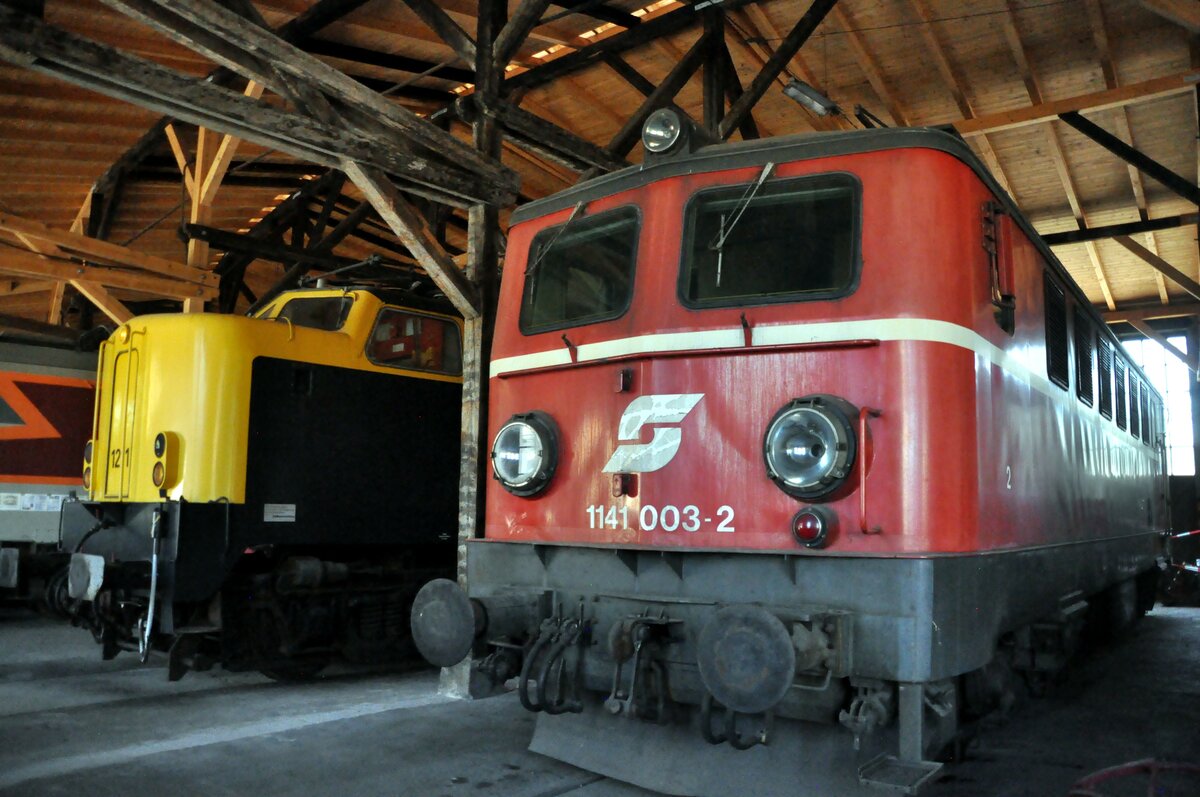 ÖBB 1141 003-2 und daneben NS Nr.1211 im Bahnpark Augsburg am 26.06.2022.