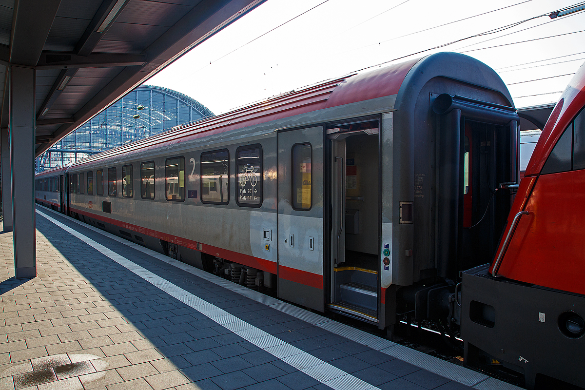 ÖBB 2. Klasse Großraumwagen der Bauart Bmpz 73 (ex Ampz), A-ÖBB 73 81 29-91 022-5 Bmpz, als Wagen Nr. 273 eingereiht in den EC 113 „Blauer Enzian“ (Frankfurt am Main Hbf - Klagenfurt Hbf) als Kurswagen des  EC 213 „Mimara“ nach Zagreb, am 04.06.2019 im Hbf Frankfurt am Main. 

Diese vierachsigen 2. Klasse Eurofima-Wagen (UIC-Typ Z1) Bmpz 29-91 (Druckertüchtigte Ausführung) sind seit 1991 bei den OBB in Betrieb und werden für den Fernverkehr auf allen europäischen Normalspurstrecken eingesetzt. Die Wagen wurden zwischen 2002 und 2008 modernisiert

TECHNISCHE DATEN: 
Hersteller: Jenbacher Werke oder SGP Simmering (Anfang der 1990er)
Spurweite: 1.435 mm 
Länge über Puffer:  26 400 mm
Drehzapfenabstand:  19.000 mm
Achsstand:  21.500 mm
Achsstand im Drehgestell:  2.500 mm
Drehgestellbauart: SGP-300 R
Leergewicht: 50 t
Höchstgeschwindigkeit:  200 km/h
Sitzplätze: 74 (in der 2. Klasse)
Abteile:  2 vollklimatisierte Großraum-Abteile
Fahrradstellplätze: 2
Toiletten: 2 (geschlossenes System)
Bremse: O-PR-Mg
