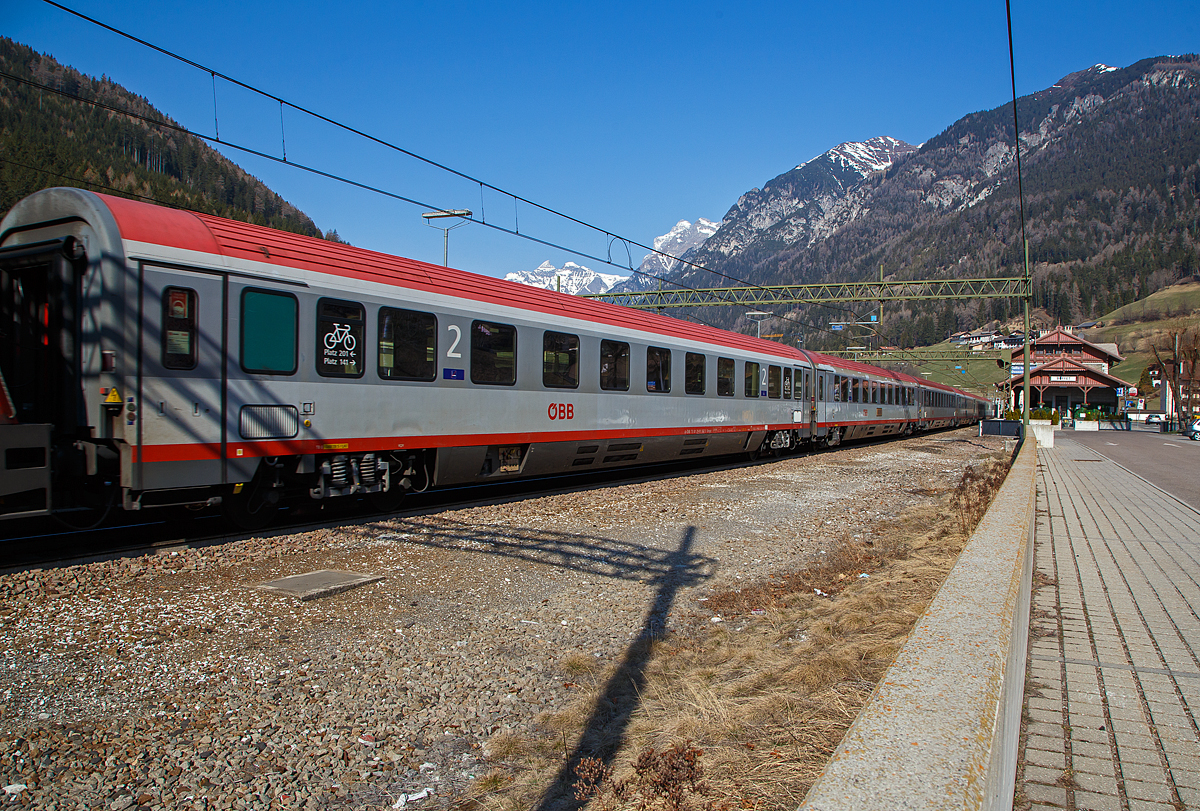 ÖBB 2. Klasse Großraumwagen der Bauart Bmpz 73, A-ÖBB 73 81 29-91 042-3 Bmpz, eingereiht als Wagen 254 in den EC 1281München - Venedig Santa Lucia bei der Zugdurchfahrt am 27.03.2022 im Bahnhof Gossensaß (I).

TECHNISCHE DATEN:
Hersteller: SGP Graz (1991)
Spurweite: 1.435 mm
Länge über Puffer: 26 400 mm
Drehzapfenabstand: 19.000 mm
Achsstand: 21.500 mm
Achsstand im Drehgestell: 2.500 mm
Drehgestellbauart: Minden-Deutz 522
Leergewicht: 50 t
Höchstgeschwindigkeit: 200 km/h
Sitzplätze: 74 (2.Klasse)
Abteile: Großraum
Fahrradstellplätze: 2
Toiletten: 1(geschlossenes System)
Die Wagen wurden zwischen 2002 und 2008 modernisiert
