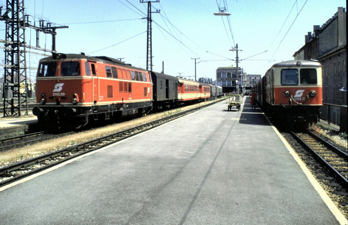 ÖBB 2143.29 und MzB 1099.10 in St.Pölten am 03.08.1986.