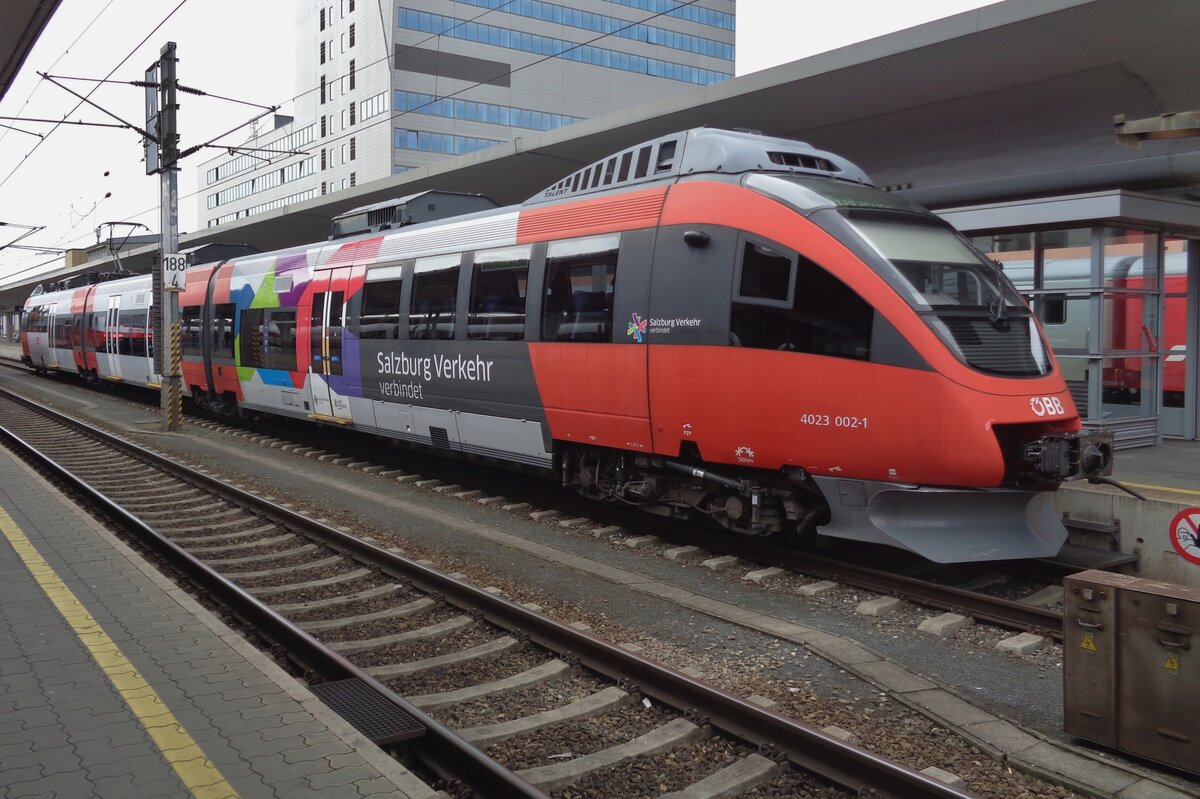 ÖBB 4023 002 steht als RB nach Salzberg Hbf am 3 April 2017 in Linz Hbf abfahrtbereit.