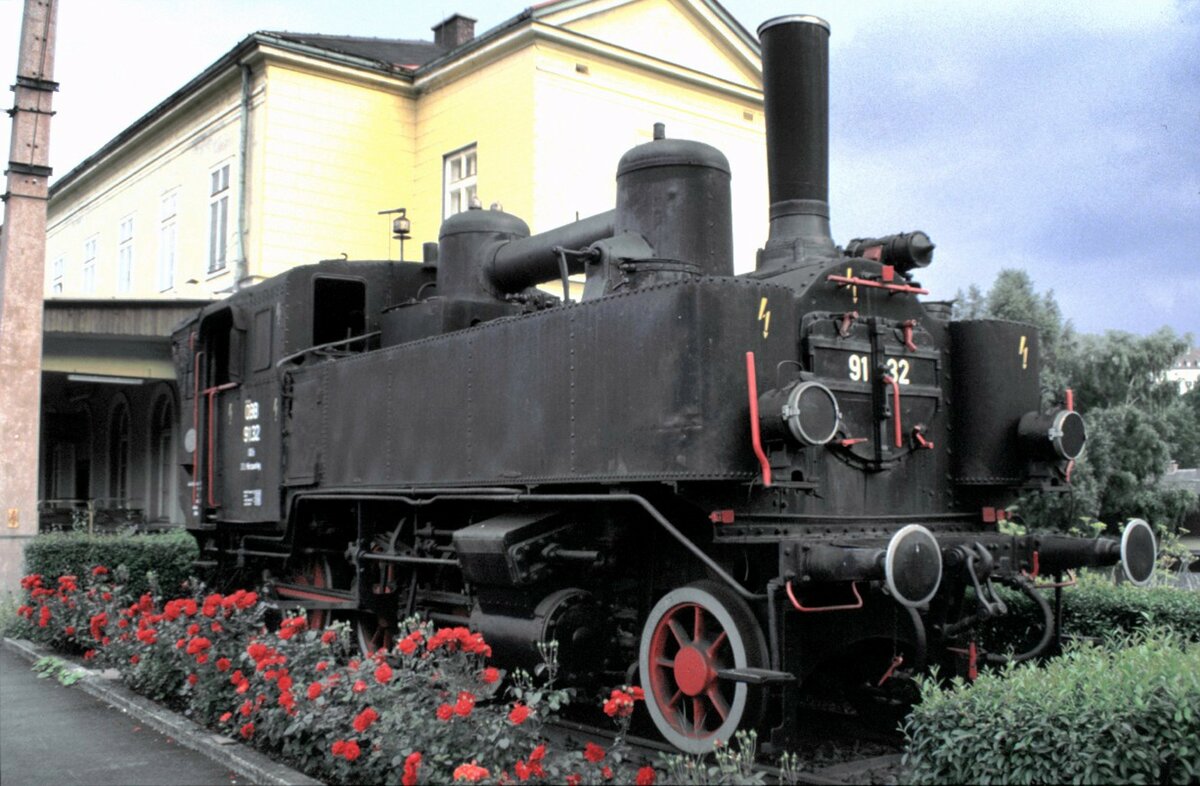 ÖBB 91.32 auf dem Sockel in Mürzzuschlag am 13.08.1986.