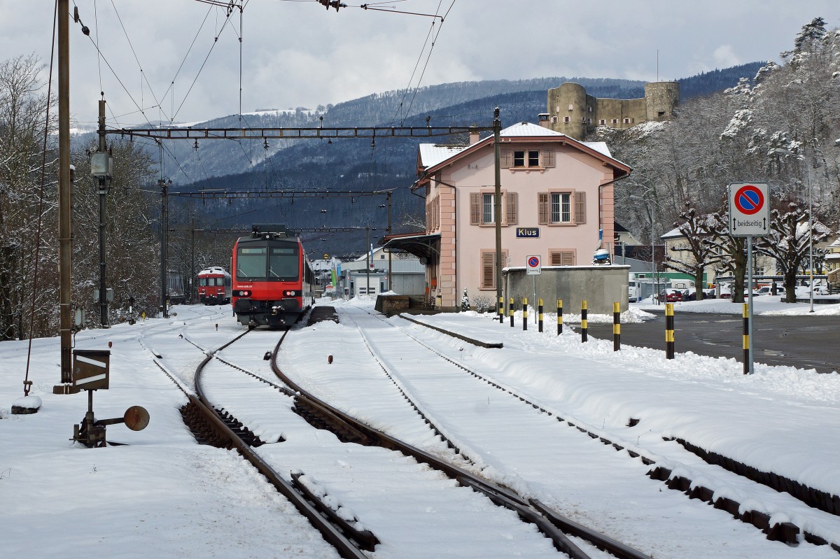OeBB: Ausrangierte Triebzüge warten auf den Abstellgeleisen in der Klus bei Balsthal ihr weiteres Schicksal ab. In winterlicher Stimmung aufgenommen wurden am 16. Januar 2016 der RBe 4/4 205-Pendel links im Bilde und der BDe 4/4 651 (beide ehemals SBB). Ab dem Fahrplanwechsel neu im Betrieb ist der von der SBB gemietete DOMINO.
Foto: Walter Ruetsch