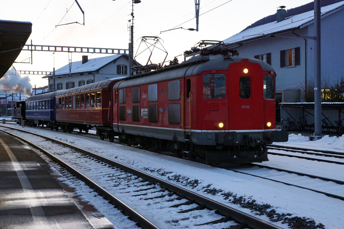 OeBB: Dampffahrt Balsthal-Olten der Oensingen Balsthal Bahn mit der Eb 2/4 35, 2 Salonwagen und der Re 4/4 I 10009 vom 1. Dezember 2017.
Auf die Abfahrt wartend in Oensingen.
Foto: Walter Ruetsch 