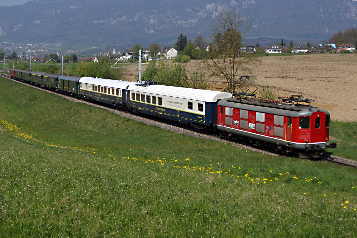 OeBB: Extrazug Balsthal-Oberburg mit der Re 4/4 I 10009 zwischen Solothurn und Biberist am 12. April 2017.
Foto: Walter Ruetsch