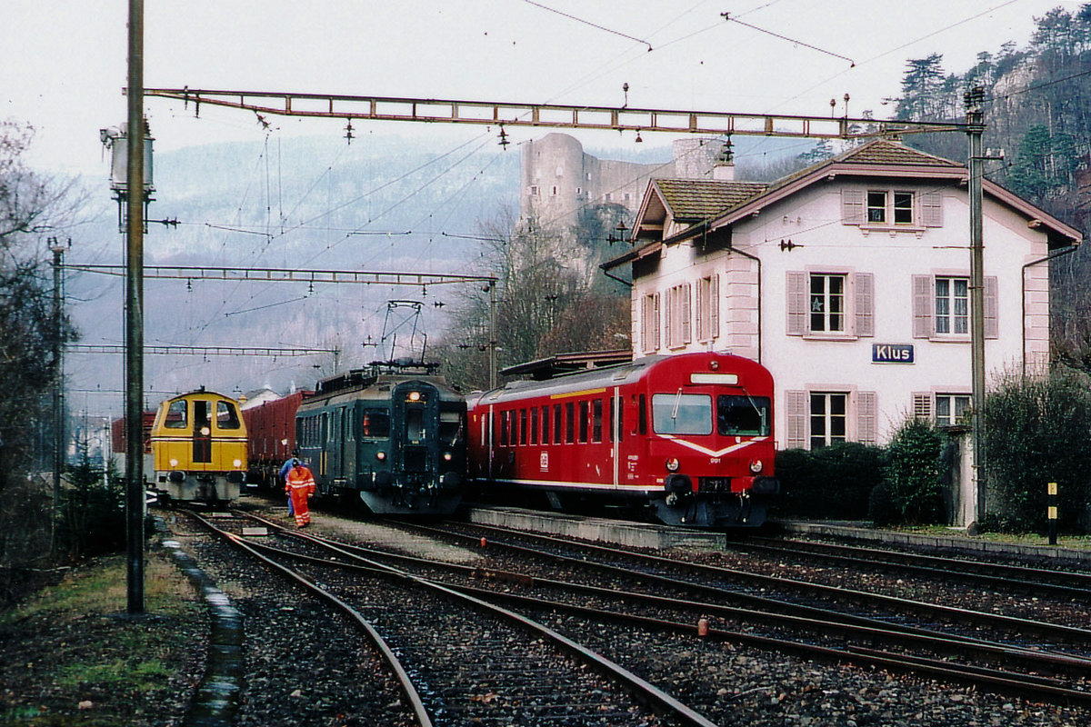 OeBB: Grossverkehr auf dem Bahnhof Klus im Jahre 2005. Seit einigen Jahren stehen diese Fahrzeuge, ehemals Von Roll, SBB und RM nicht mehr im Einsatz bei der OeBB.
Foto: Walter Ruetsch