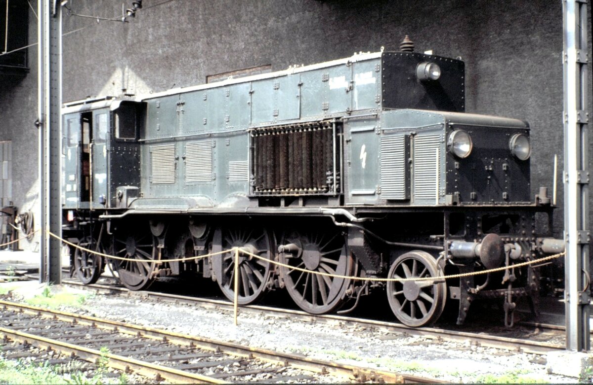 ÖBB Heizlok 011.05, ex BR 1073 in Linz, Ausbesserungswerk am 11.06.1982.