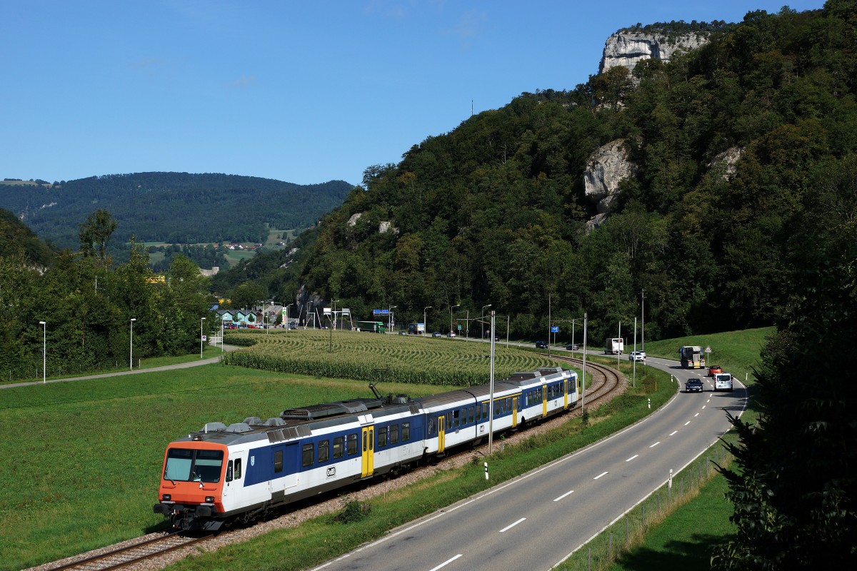 OeBB: Regionalzug Oensingen-Balsthal mit dem RBDe 207 bei Maiacker am 25. August 2015.
Foto: Walter Ruetsch