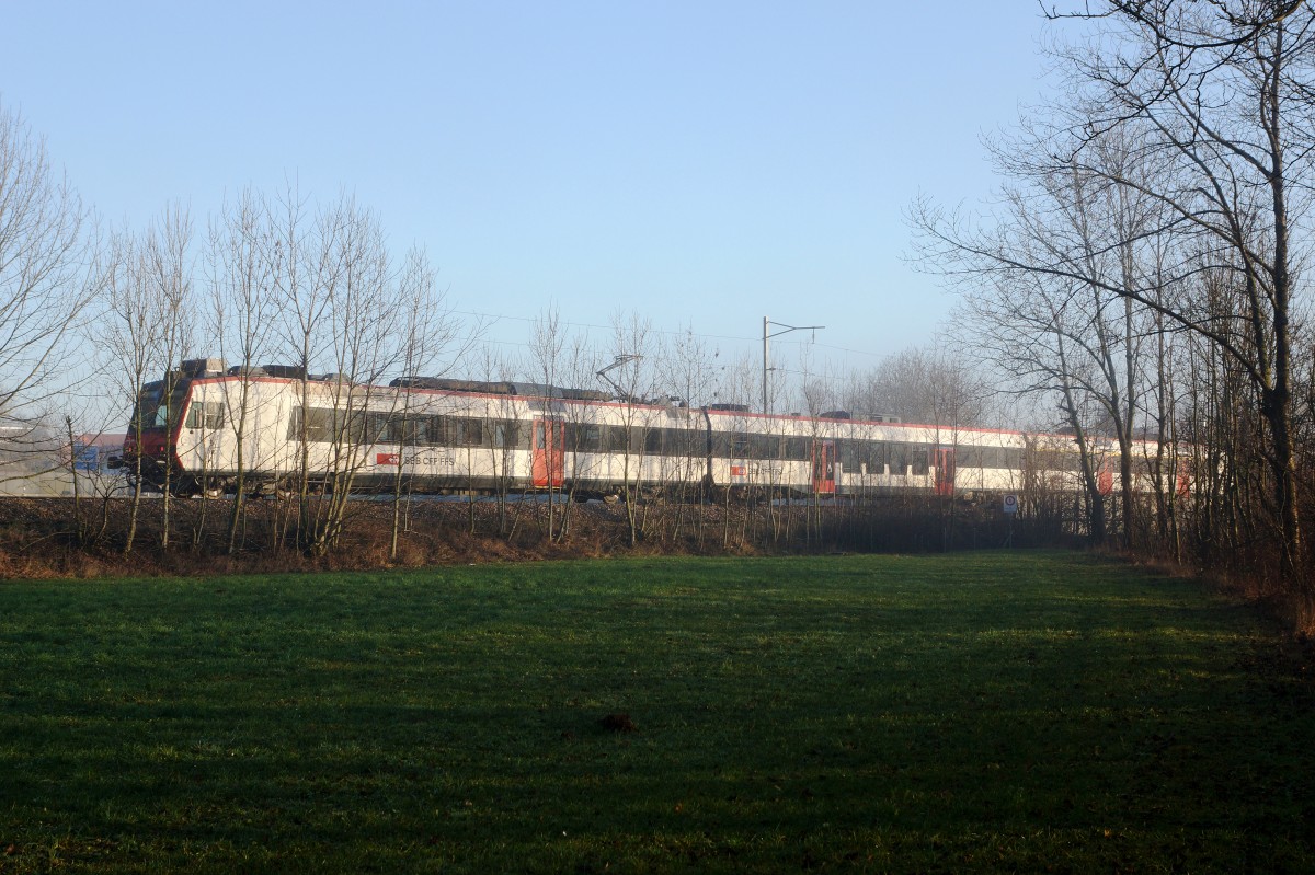 OeBB: Seit dem Fahrplanwechsel ersetzt ein 3-teiliger DOMINO den RBe 4/4-Pendel. Die Aufnahme entstand am 26. Dezember 2015 bei Oensingen.
Foto: Walter Ruetsch 