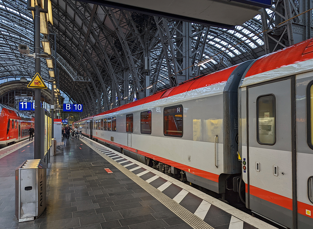ÖBB Speisewagen (Restaurant) der Bauart WRmz Z1, A-ÖBB 61 81 88-90 200-0 WRmz, eingereiht in den EC 113 „Blauer Enzian“ (Frankfurt am Main Hbf - Klagenfurt Hbf), am 10.09.2022 im Hbf Frankfurt am Main. Die Bewirtschaftung der Restaurantwagen erfolgt durch die DoN´s Boardservice (Donhauser GmbH).

Diese vierachsigen 2. Klasse Eurofima-Wagen (UIC-Typ Z1 - Druckertüchtigte Ausführung) sind seit 1991 bei den OBB in Betrieb und werden für den Fernverkehr auf allen europäischen Normalspurstrecken eingesetzt. Die Wagen wurden zwischen 2002 und 2008 modernisiert

TECHNISCHE DATEN: 
Hersteller: SGP Simmering (1988)
Spurweite: 1.435 mm 
Länge über Puffer:  26 400 mm
Drehzapfenabstand:  19.000 mm
Achsstand:  21.500 mm
Achsstand im Drehgestell:  2.500 mm
Drehgestellbauart: SGP-300 R
Leergewicht: 54 t
Höchstgeschwindigkeit:  200 km/h
Sitzplätze: 40 
