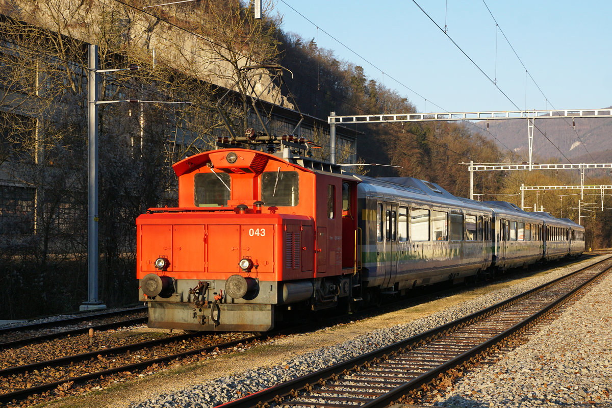 Oensingen-Balsthal-Bahn AG (OeBB).
Voralpen-Express/VAE mit dem Tem 225 043-9 auf der Station Klus bei Balsthal am 16. Januar 2020.
Leider nicht so! Diese Aufnahme ist nur durch eine Rangierfahrt entstanden. Die für Frankreich bestimmten ehemaligen VAE-Wagen, ehemals SOB, werden wegen dem Bahnstreik hier zwischengelagert.
Foto: Walter Ruetsch 