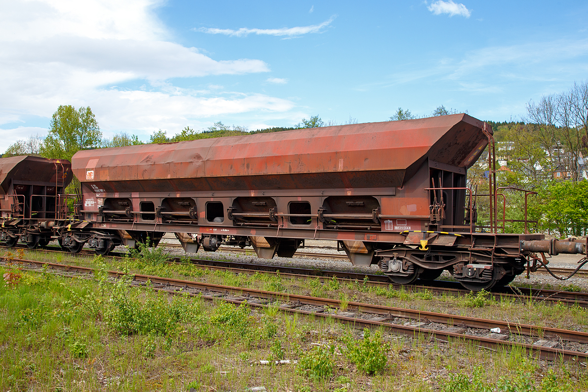Offener Drehgestell-Sch�ttgutwagen mit dosierbarer Schwerkraftentladung und vier Rads�tzen, RIV 31 80 6940 387 D-DB, Gattung Facs 124, der DB Cargo Deutschland AG, abgestellt am 14.05.2017 in Betzdorf/Sieg.   

Die DR l�sst zwischen 1978 und 1980 bei ANF Industrie (Frankreich) �ber 1.450 vierachsige offene Selbstentladewagen mit vier Kammern bauen, die zun�chst als Eads-y (5970) eingereiht werden. Bei der DB AG werden die Wagen 1994 in Facs 124 umgezeichnet.

Bei den offenen Selbstentladewagen hat der Laderaum die Form mehrerer nebeneinander stehender Trichter. Der Entladevorgang erfolgt �ber die Schwerkraft des Ladegutes.
Mehrere Auslauf�ffnungen mit Drehschiebern erm�glichen die restlose Entladung des Wagens nach der einen oder anderen Seite. Die Menge ist regulierbar - so wie es zum Beispiel f�r die Entladung �ber F�rderband erforderlich ist. Geeignet sind die Wagen f�r den Transport nicht n�sseempfindlicher G�ter in loser Sch�ttung. Die Drehschieber �ber einer Einrichtung auf der B�hne an einer Stirnseite des Wagens k�nnen einzeln bedient werden.

Der Wagen ist f�r den Transport von N�sse unempfindlichen Sch�ttg�tern vorgesehen.
Das Untergestell besteht aus miteinander verschwei�ten Blechen und Walzprofilen. Der Wagenkasten ist eine Schwei�konstruktion und besteht aus vier Trichtern. Querrippen teilen den Wagenkasten in vier R�ume, von denen jeder an seinem Unterteil zwei Entlade�ffnungen aufweist, die sich an beiden Seiten der horizontalen Mittellinie des Wagens befinden. �ber jeder Entlade�ffnung ist am Kastenblech eine St�tze f�r einen Vibrator angeschraubt.
Die acht kreisf�rmig ausgebildeten W�lbschieber sind auf Rollen gelagert und verschieben sich auf Laufbahnen, die au�erhalb der Rinnen angebracht sind. Unter jeder Entlade�ffnung sind eine feste und eine schwenkbare Auslaufrutsche angeordnet. Die schwenkbaren Auslaufrutschen werden einzeln durch einen Hebel bet�tigt, der in der N�he der Rutsche angebracht ist. Die Bet�tigung der W�lbschieber erfolgt von der Bedienungsplattform aus.
Die Entladung des Wagens erfolgt nach �ffnen der Schieber durch die Schwerkraft des Ladegutes. F�r den Zugang zur Bedienungsplattform sind zwei Auftritte mit Gitterrosten (500 x 160 mm) vorhanden.

Das Entfernen von Ladegutresten in der Be- oder Entladestra�e ist nur durch leichte Gummihammerschl�ge auf die �u�eren Beh�lterwandungen gestattet oder durch den Einsatz von Pressluftlanzen im Laderaum! 

TECHNISCHE DATEN:
Hersteller: ANF Industrie (Frankreich)
Spurweite: 1.435 mm
Achsanzahl: 4 (in 2 Drehgestellen)
L�nge �ber Puffer: 19.040 mm
Drehzapfenabstand: 14.000 mm
Achsabstand im Drehgestell: 1.800 mm
Gr��e der Belade�ffnung: 1.800 x 15.300 mm
Laderaum:  70 m�
Breite der festen Auslaufrutschen: 600 mm
Breite der schwenkbaren Auslaufrutschen: 476 mm
Wagenh�he:  4.000 mm
H�chstgeschwindigkeit: 100 km/h (beladen) / 120 km/h (leer)
Maximales Ladegewicht: 56,0 t (ab Streckenklasse C)
Eigengewicht: 23.900 kg
Drehgestell-Bauart: Y 25 Cs – 639
Kleinster bef. Gleisbogenradius: 75 m
Bauart der Bremse:  KE-GP
