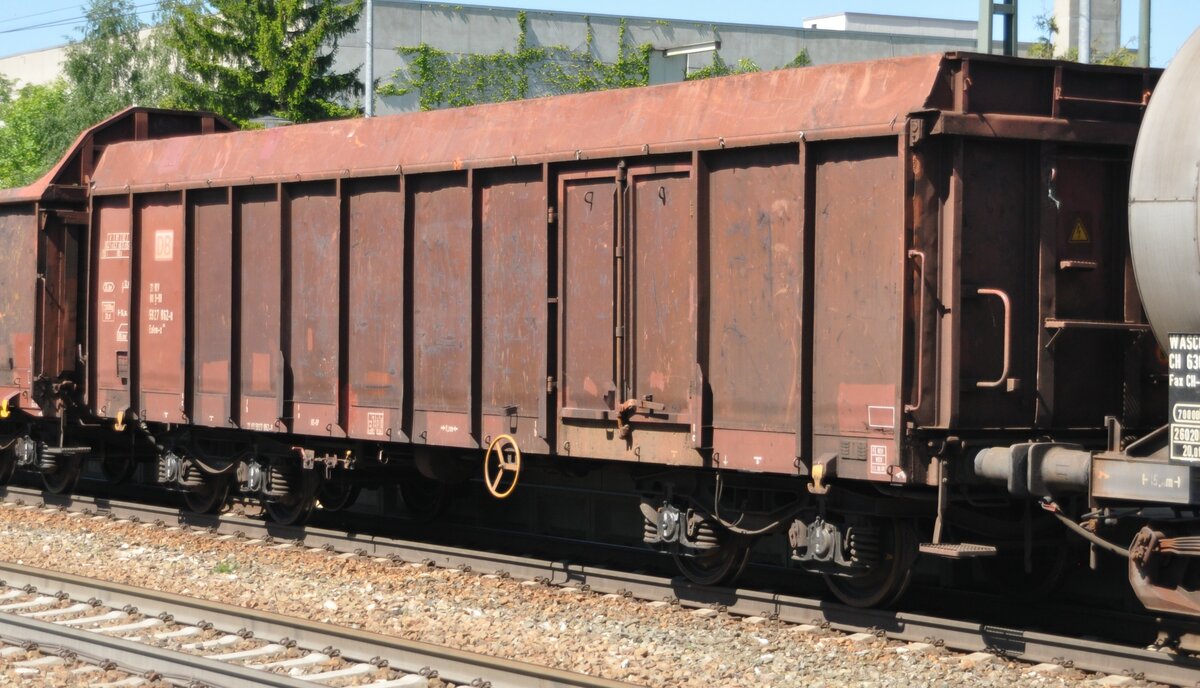 Offener G�terwagen Ealos-x 102 in Amstetten am 05.06.2010.