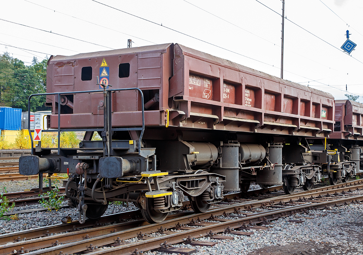 Offener Sch�ttgutkippwagen (Zweiseitenkippwagen) mit pneumatischer Bet�tigung und vier Rads�tzen der Gattung Fas 680, eingestellt 33 80 6800 026-8 D-ORME der On Rail Gesellschaft f�r Eisenbahnausr�stung und Zubeh�r mbH (Mettmann), abgestellt am 15.10.2016 in Kreuztal. 

Diese Zweiseitenkippwagen vom Typ Fas680 dienen dem Transport von Sch�ttgut wie Schotter, Kies, Sand, Erde zur Ver- und Entsorgung von Bahnbaustellen.

Technische Daten:
Spurweite: 1.435 mm
Achsanzahl: 4 (in 2 Drehgesetllen)
L�nge �ber Puffer: 12.540 mm
Drehzapfenabstand: 7.500 mm
Achsabstand im Drehgestell: 1.800 mm
Laderaum: 31 m� 
Ladefl�che: 26,0 m�
H�chstgeschwindigkeit: 100 km/h
Maximales Ladegewicht: 52 t 
Eigengewicht: 27.980 kg
Achslast: 20 t
Verwendungsf�higkeit: RIV
Bauart der Bremse: KE – GP – 16” 
Kleinster bef. Gleisbogenradius: 75 m