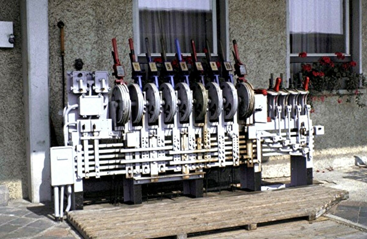 Offenes Stellwerk am Bahnhof in Krumbach, bei der Kammeltalbahn am 24.07.1983. 
Diese Einrichtung ist inzwischen abgebaut und die Strecke wird jetzt zentral gesteuert.