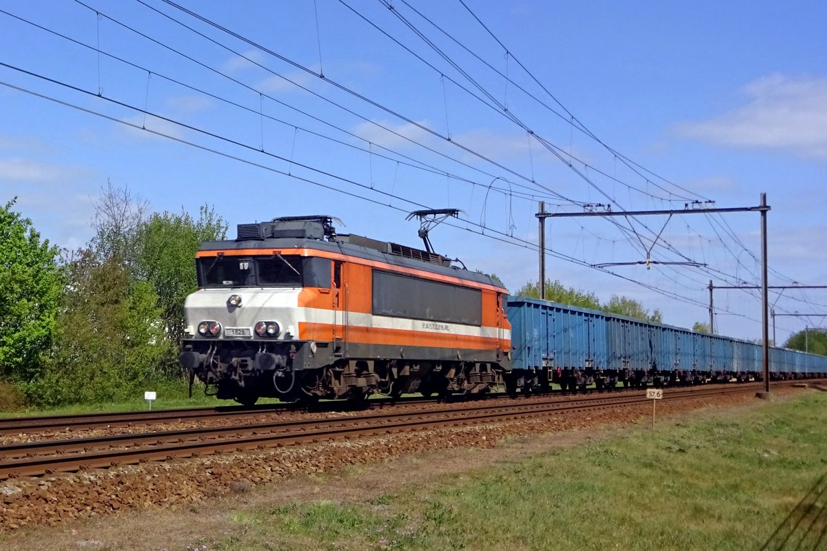Orange Blanje Bleu: RFO 1828 (Orange und Weiss) schleppt blaue Eanos-Wagen durch Wijchen am 10 April 2020.