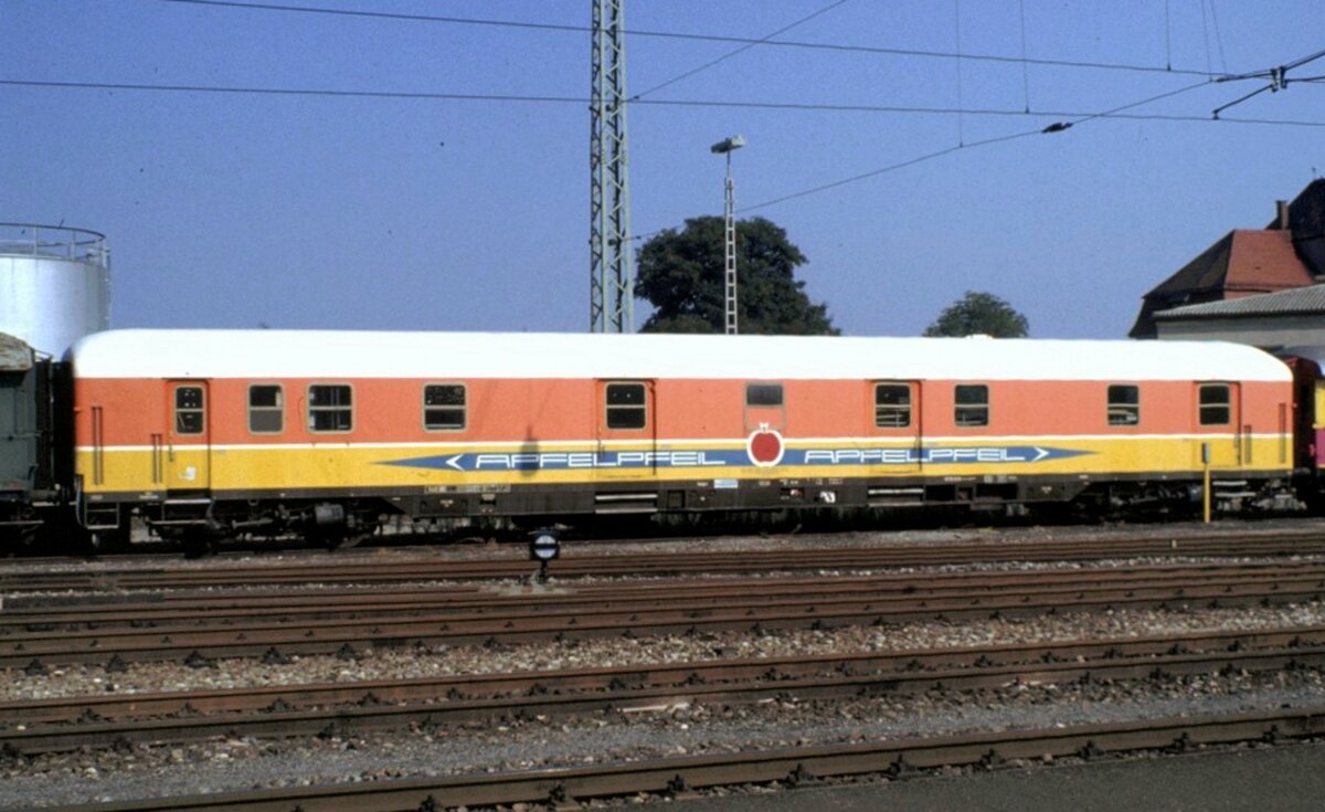 Packwagen vom Apfelpfeil-Zug in Nördlingen am 03.09.1982.