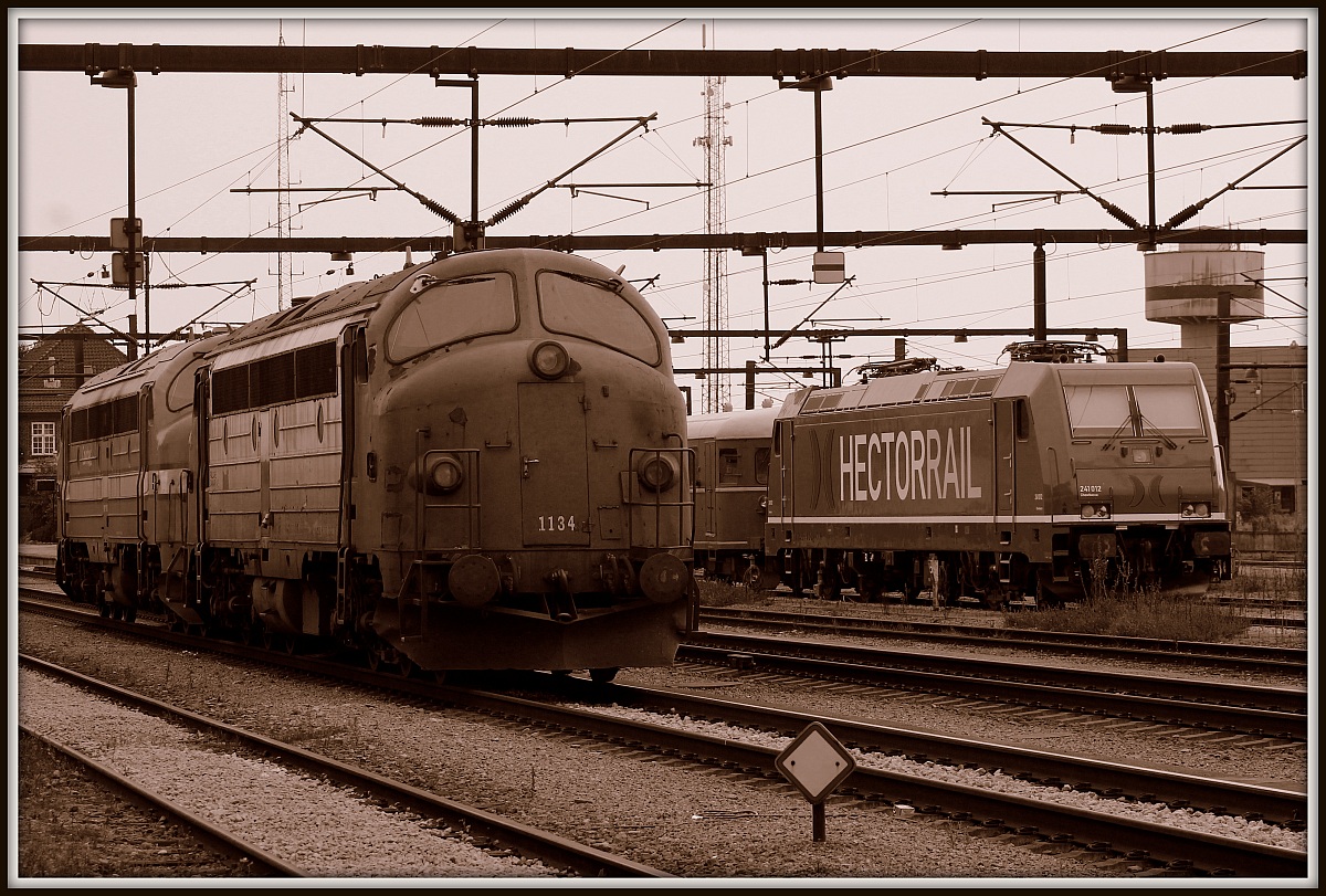 Padborg 1960 oder 1970? Nein, Railcare MY 1134 und ContecRail MY 1158 sowie die HCR 241.012-2 hab ich mal auf  alt  getrimmt vielleicht gefällt es ja....Padborg 15.08.2013
