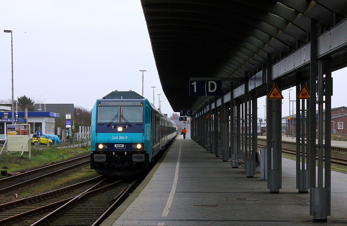 Paribus/NAH.SH/NOB 245 202-7 mit der NOB aus Hamburg hat hier Einfahrt in Westerland und wird Sylt in wenigen Minuten wieder Richtung Hamburg verlassen. Westerland auf Sylt 06.12.2015