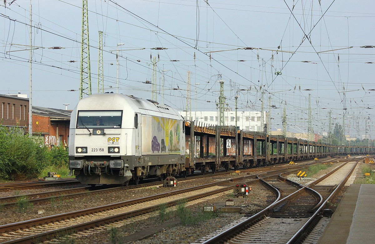 PCT 1223 158-7 brummt hier mit einem leeren Autologistikzug durch Bremen. 29.08.15