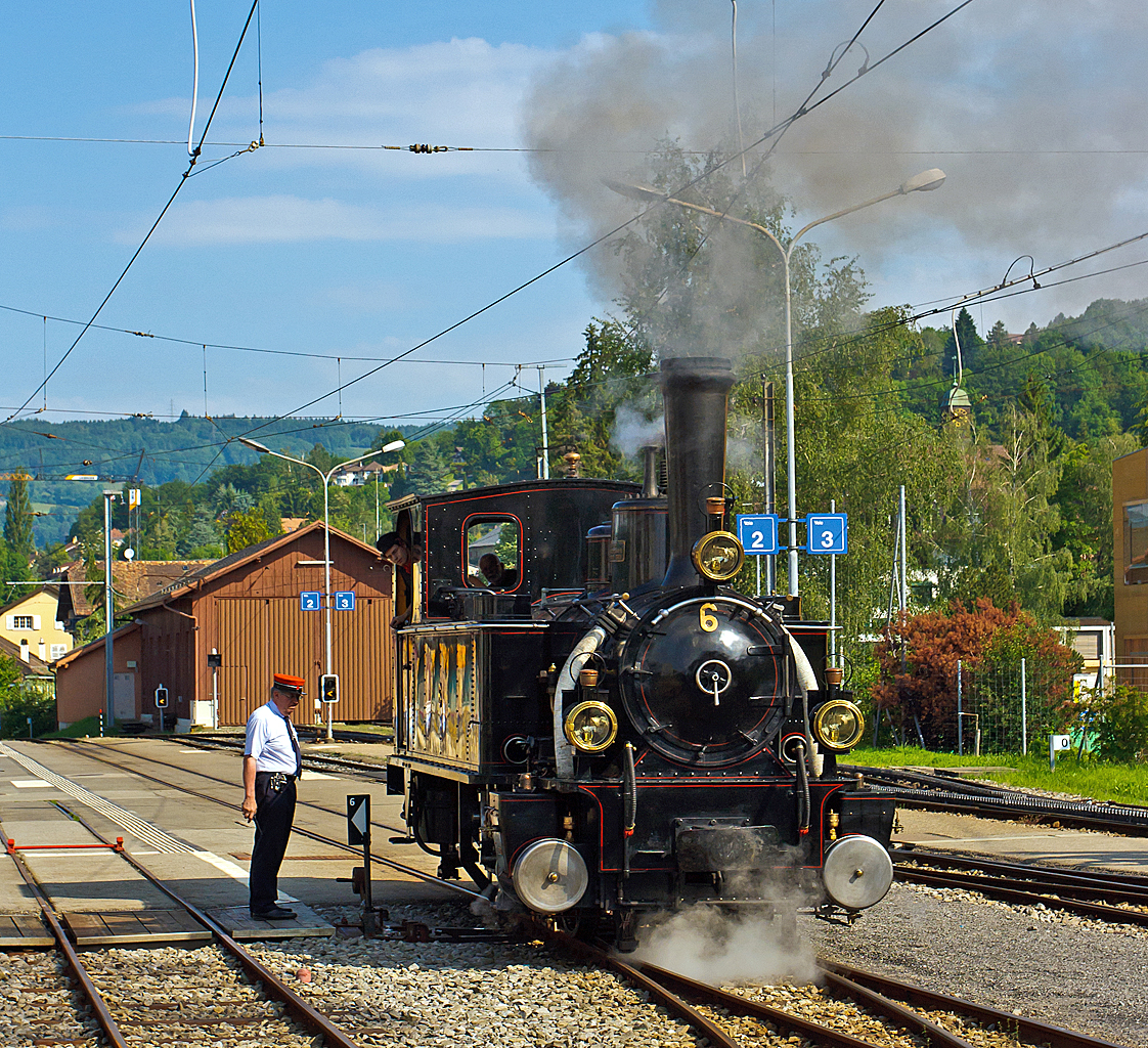 
Pfingstdampf Festival bei der Museumsbahn Blonay-Chamby: 
Die G 3/3 Dampftenderlokomotiven ex BAM Nr. 6 beim umsetzen im Bahnhof Blonay am 27. Mai 2012. 
Die Lok 1901 von der Schweizerische Lokomotiv- und Maschinenfabrik (SLM) in Winterthur unter der Fabriknummer 1341, für die JS (Jura–Simplon-Bahn) gebaut,  hier hatte sie die Lok Nr. 909. Ab 1902 gehörte die Bahn zur SBB und die Lok erhielt die Nr. 109, 1921 wurde sie dann an die BAM (Bière–Apples–Morges-Bahn) verkauft. 