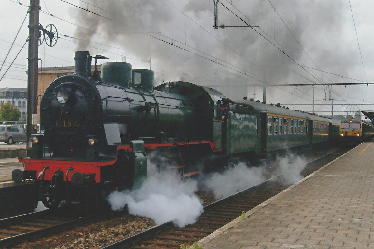 PFT-TSP 64.169 dampft kraftig in MOns mit der Sonderzug am 12 September 2009.