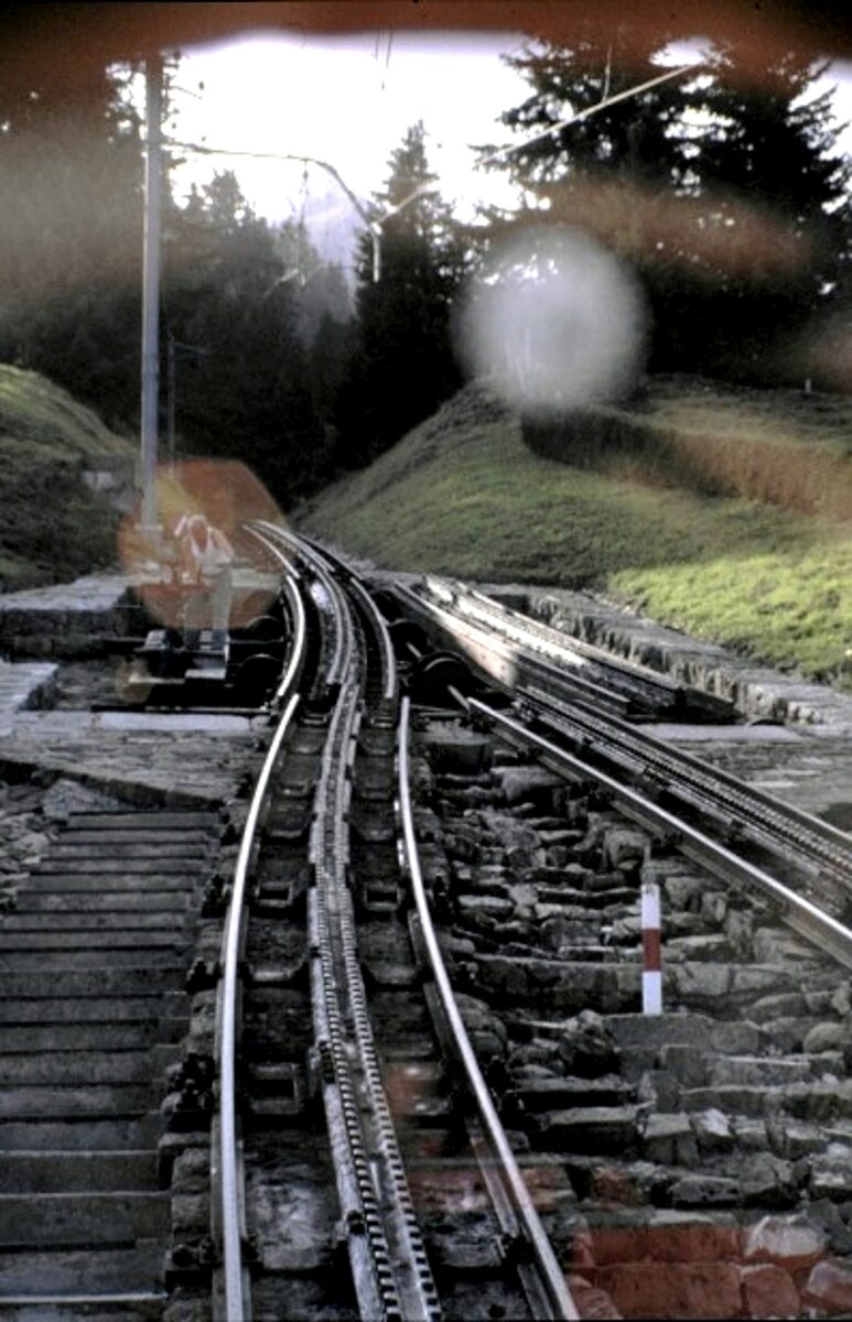 Pilatusbahn, Handweiche Parallelverschiebung, ein Mitarbeiter ist heftig am Kurbeln, am 21.09.1981.