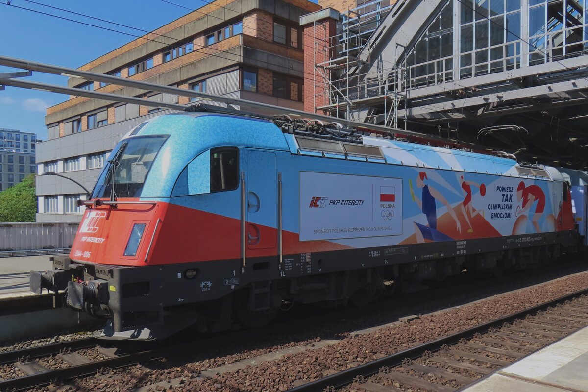 PKP 370 006 steht am 3 Mai 2024 in Berlin Ostbahnhof.