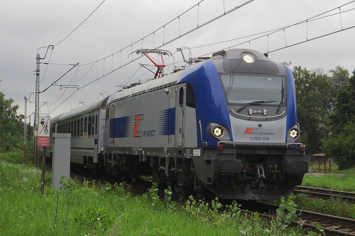 PKPIC's Neuspr�ss: Griffin EU160-028 durchfahrt Gliwice-Labedy (fr�her Laband genannt) am Abend von 23 Augustus 2021.