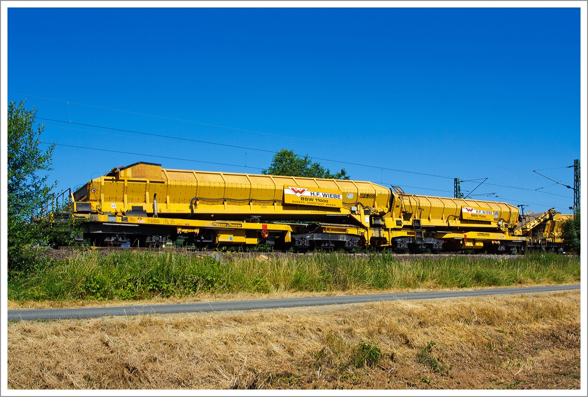 Plasser & Theurer Materialf�rder- und Siloeinheit MFS 250 (H.F. Wiebe Bezeichnung Bunker-Sch�ttgut-Wagen BSW 11000) 99 80 9552 063-6 D-GBM (ex 97 19 17 503 57-7), EBA-Nr.  EBA 02 C 02B002, der GBM Wiebe Gleisbaumaschinen GmbH, am 20.07.2013 in Katzenfurt  (Lahn-Dill-Kreis) an der KBS 445  Dillstrecke .
Die MFS 250 wurde bei Plasser & Theurer 2004 unter der Fabriknummer 4327 gebaut.

Die Material-F�rder- und Siloeinheit MFS 250 dient zum Transport von Schotter oder des Abraums im Rahmen der Schotterbettreinigung oder Untergrundsanierung. Eine Aufnahmekapazit�t von 110 m3 pro MFS 250-Einheit und eine F�rderleistung von bis zu 1000 m3/h kommen den hohen Materialmengen, die bei diesen Arbeiten anfallen, entgegen. Hauptvorteil des MFS 250 ist, wie schon bei den anderen bew�hrten Modellen der MFS-Serie, der kontinuierliche F�rder-, Speicher- und Entladevorgang.

Der MFS 250 ist als offener Bordwagen in Gelenkbauweise mit vier dreiachsigen Drehgestellen gestaltet und in Regelfahrzeugbauart ausgef�hrt. Die beiden mittleren Drehgestelle sind mit einem Rahmen verbunden auf dem sich �ber ein Gelenk der vordere und hintere Siloteil des MFS 250 abst�tzt. Die F�rderb�nder werden hydraulisch angetrieben, die Energie dazu liefert ein Dieselmotor der sich unterhalb des hinteren Fahrzeugrahmens befindet.


Der Boden des MFS 250 besteht aus zwei ca. 2 m breiten F�rderb�ndern. Die hintere Stirnseite des Silos ist geschlossen. Am vorderen Ende des Wagens ist ein nach links oder rechts schwenkbares F�rderband angeordnet, welches zum Entladen bzw. zur Weitergabe des Transportgutes dient.

Das Entladeband ist nach beiden Seiten ausschwenkbar. Dadurch kann das Material auf bereitgestellte Bahnwagen, Beh�ltertransportwagen, LKW oder auf Halden gef�rdert werden. S�mtliche Einheiten des Abraumzuges k�nnen bei ausschlie�licher Verwendung von MFS 250 durch Ausschwenken der Entladeb�nder gleichzeitig entleert werden. Eine Sicherheitseinrichtung erkennt rechtzeitig ein m�gliches Kippen des Fahrzeugs, schaltet das F�rderband ab und schwenkt es ein.


TECHNISCHE DATEN:

Siloinhalt:  110 m3
F�rderleistung max.: 800 - 1000 m3/h (materialabh�ngig)  
Entladezeit: ca.  7 min.
Kraftversorgung:  wassergek�hlter 6-Zylinder Deutz-Dieselmotor mit Ladeluftk�hlung, Typ BF 6M 1013 C 
Hubraum: 7,14 l
Motorleistung:  170 kW bei 2.300 U/min
Spurweite:  1.435 mm
Kleinster fahrbarer Radius:  120 m
L�nge �ber Puffer: 38.000 mm
L�nge inkl. F�rderband, ca.:  41.700 mm
Breite (max. bei �berstellfahrt)  3 100 mm
H�he �ber SOK  4 190 mm
Drehzapfenabstand:  11.700 / 8.000 / 11.700 mm
Achsabst�nde in den Drehgestellen: 1.800 mm
Eigengewicht, ca.: 104 t
Max. Gesamtgewicht bei �berstellfahrt f�r Streckenklasse CE und D4:  252 t
Max. Geschwindigkeit gezogen: 100 km/h 